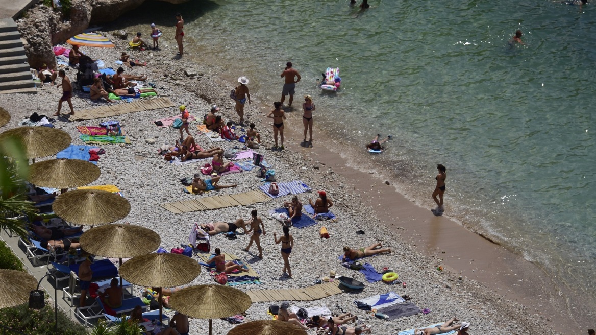 ΕΜΥ: Καιρός για βουτιές - Χάρτης με τις θερμοκρασίες στη θάλασσα