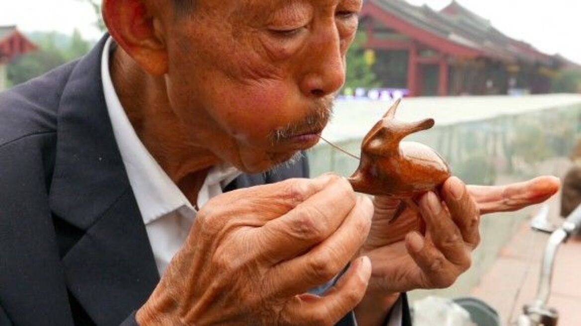 Πλανόδιος πωλητής γλυκών στην Κίνα γίνεται viral!