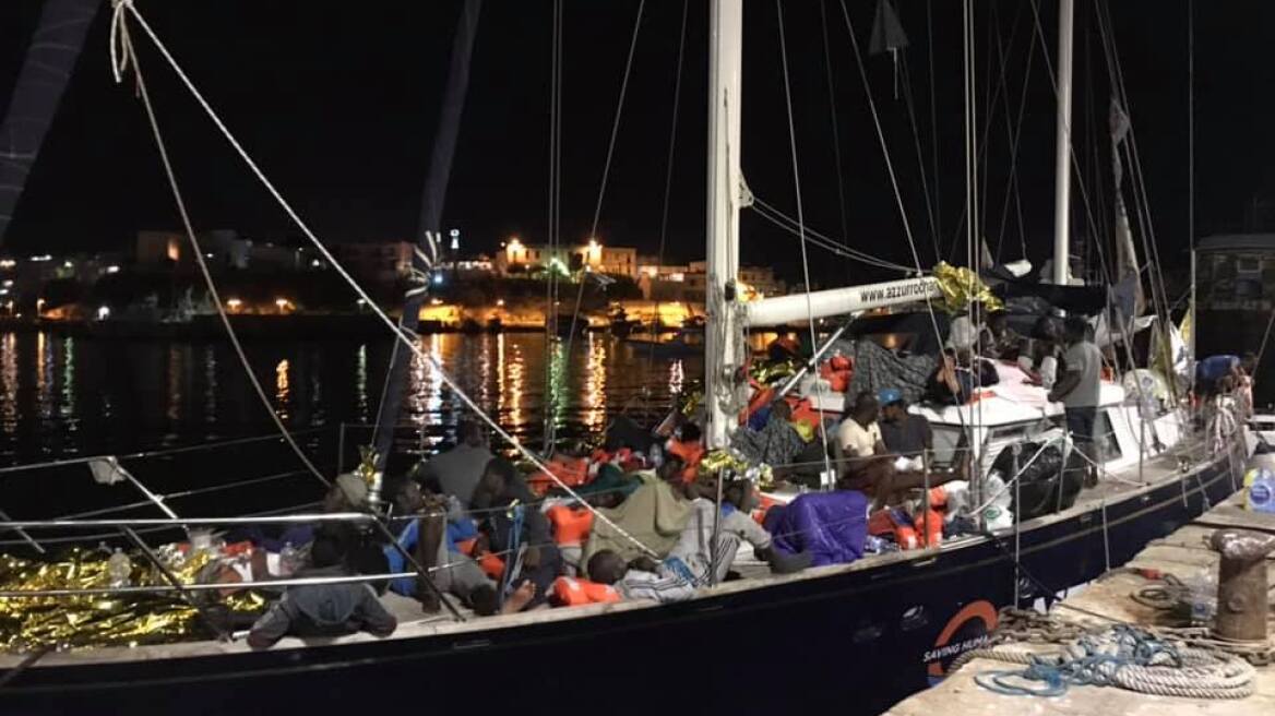 Ιταλία: 131 μετανάστες αποκλεισμένοι σε σκάφος της ακτοφυλακής σε στρατιωτικό λιμάνι