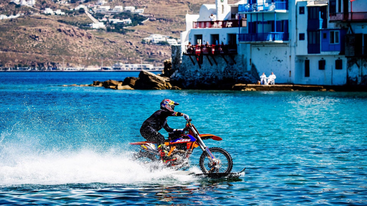 Rippin' Mykonos: Surf με... μοτοσυκλέτα στη Μύκονο