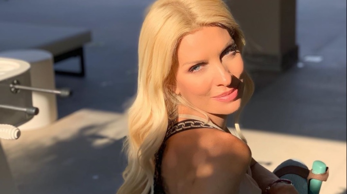 Η Ελένη Μενεγάκη άνοιξε πανιά για Μύκονο