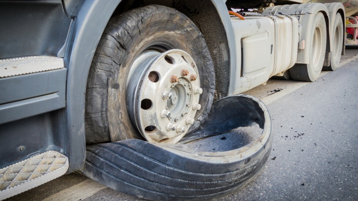 Video SOS: Του έσκασε σα βόμβα το λάστιχο... - Προσοχή