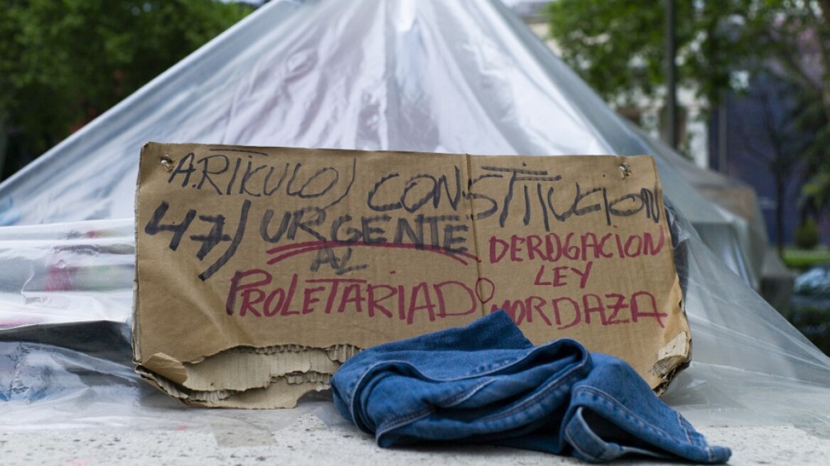 «Δεν είμαστε αόρατοι»: Εκατοντάδες άστεγοι έξω από το μουσείο El Prado της Μαδρίτης