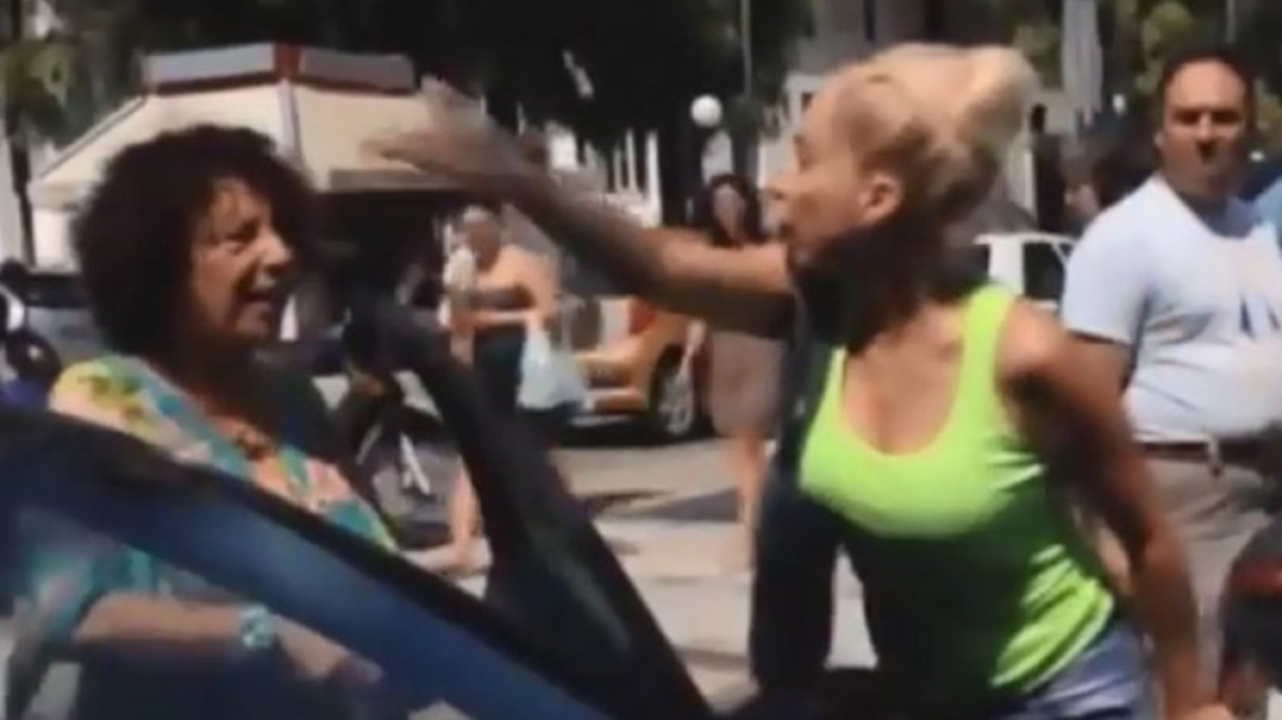 Χαμός για ένα παράνομο παρκάρισμα: «Θα μου κάνεις τα τρία... δύο» 