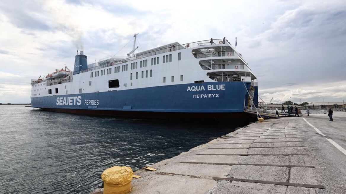Στην Άνδρο προσάραξε το Aqua Blue  - Απαγόρευση απόπλου