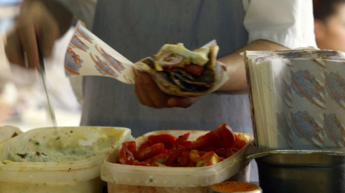 Κάλεσαν το ΕΚΑΒ και μόλις έφτασε η... ασθενής έτρωγε πίτα γύρο