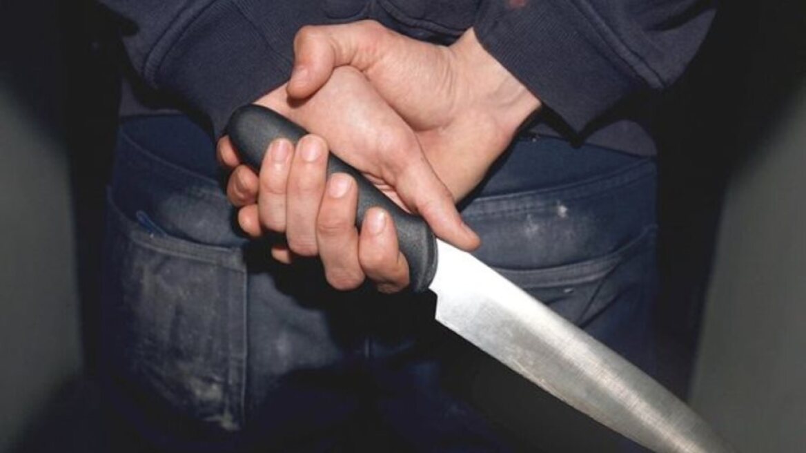 Τρόμος στη Δάφνη: Άντρας με μαχαίρι απείλησε ανήλικες μαθήτριες