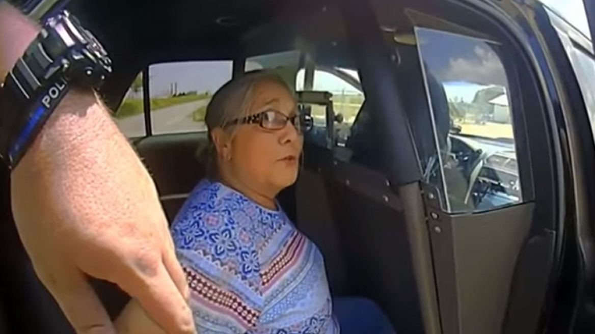 Video: Aπίστευτη αστυνομική βία σε 65χρονη οδηγό