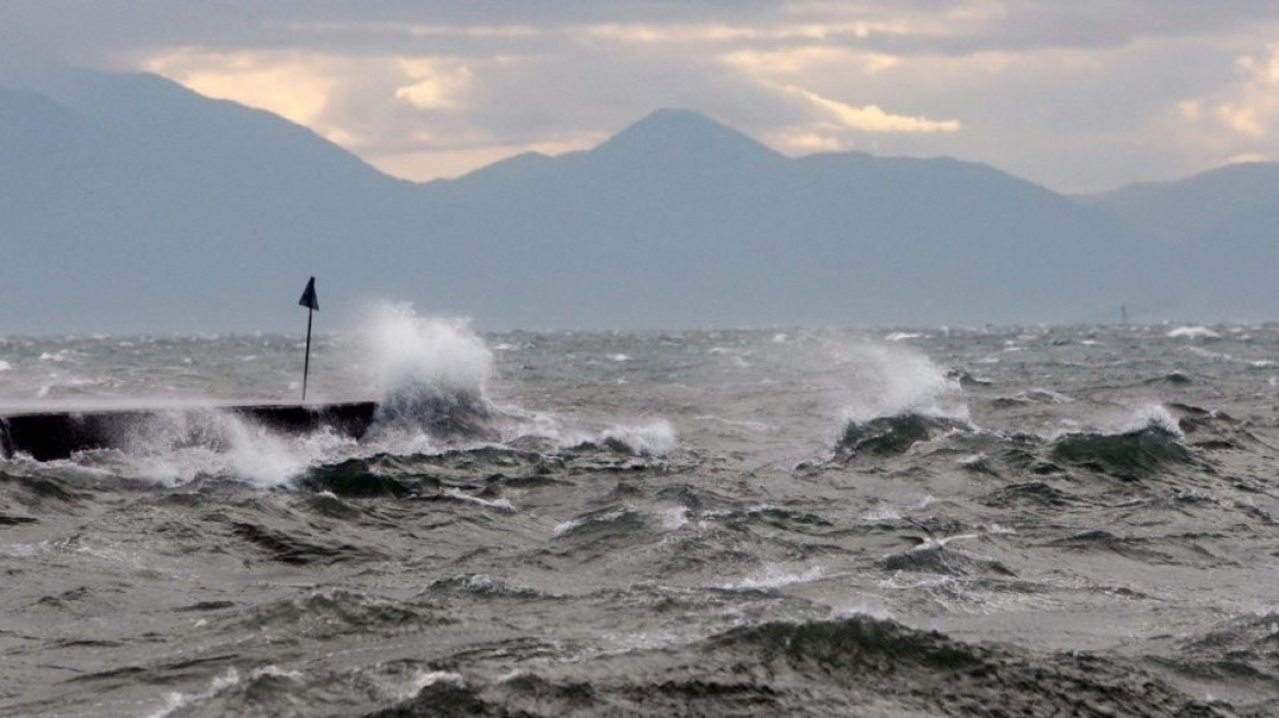 Καιρός: Θυελλώδεις άνεμοι 8 μποφόρ στο Αιγαίο την Τρίτη