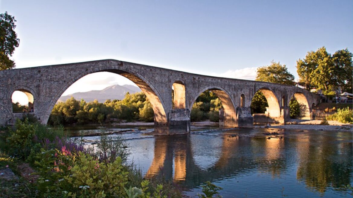 Στο εντυπωσιακό Γεφύρι της Άρτας η τελετή ορκωμοσίας της νέας δημοτικής αρχής