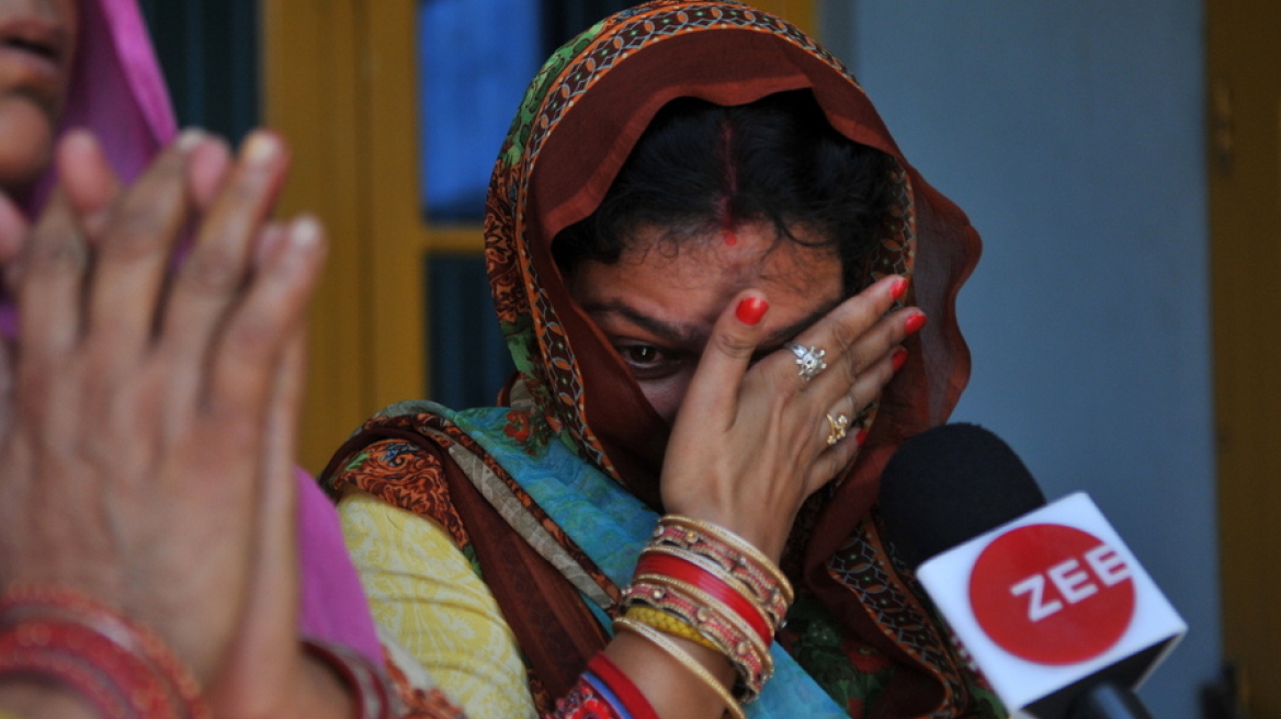 Ινδία: «Έχασε» τη γυναίκα του στα χαρτιά κι άφησε τους φίλους του να την βιάσουν