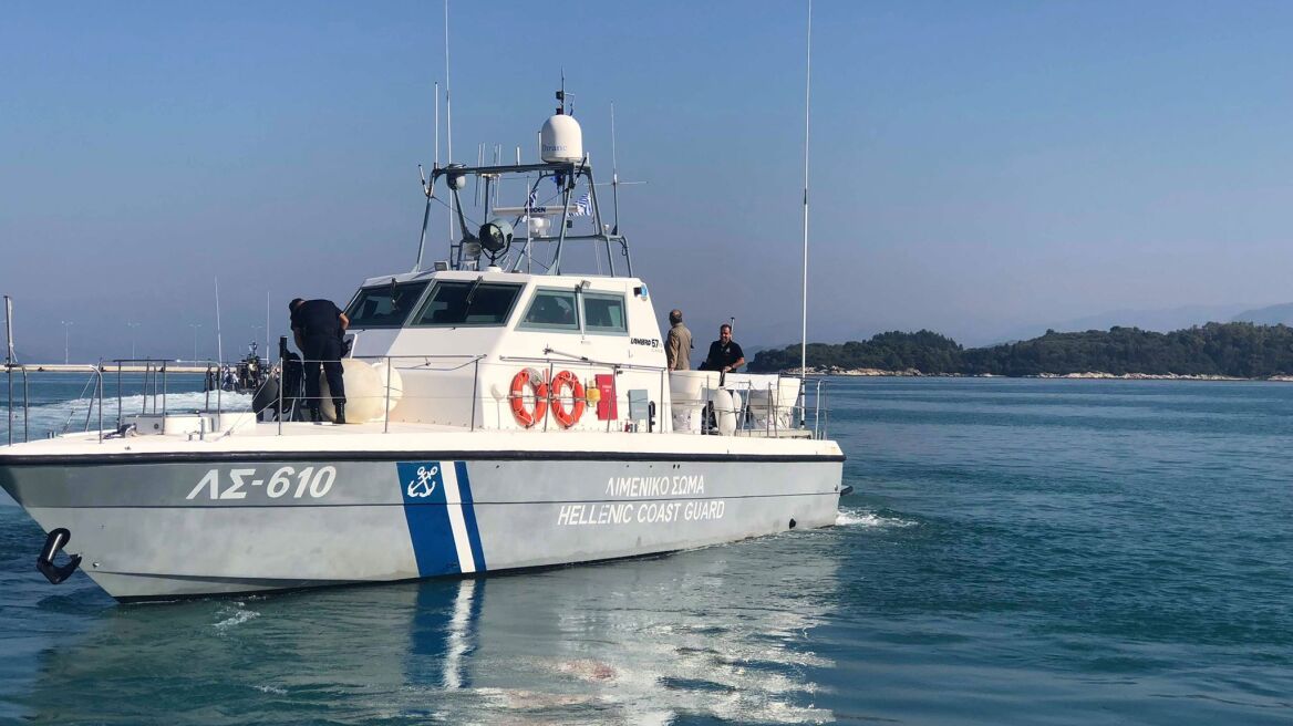 Αγωνία στην Αρτέμιδα: Το Λιμενικό αναζητά 54χρονο αλλοδαπό κολυμβητή