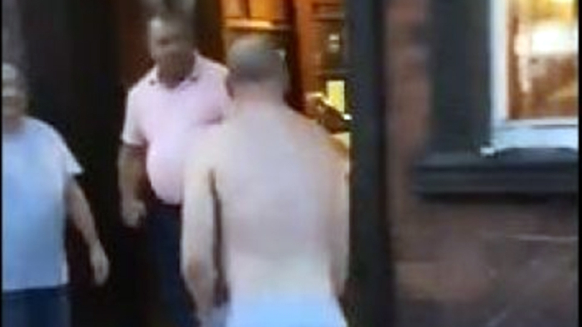 Παρενοχλούσε μία κοπέλα, αλλά τον ξάπλωσαν με μία μπουνιά 