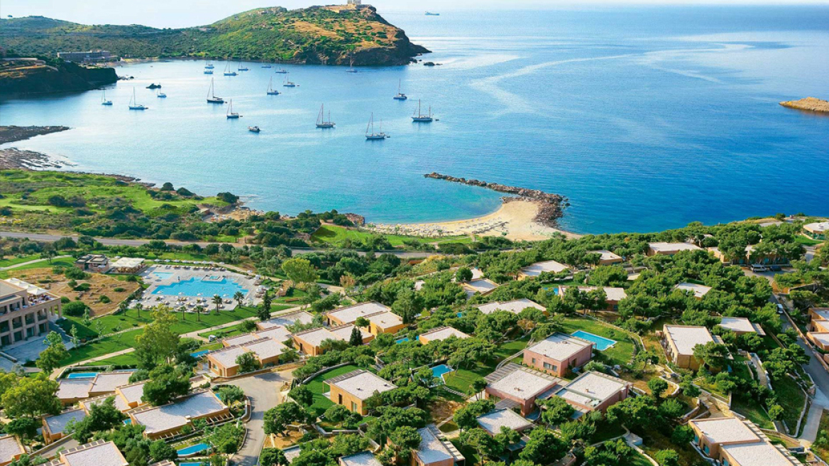 Ενα έργο τέχνης κάτω απο το ναο του Ποσειδώνα