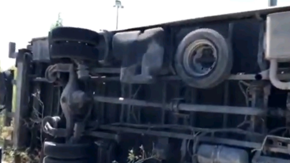 Νταλίκα αναποδογύρισε στην Αθηνών - Λαμίας