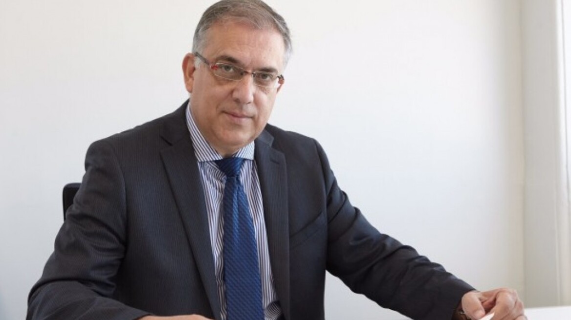 Απάντηση Θεοδωρικάκου σε δημοσίευμα: Εγώ δουλεύω στο γραφείο μου