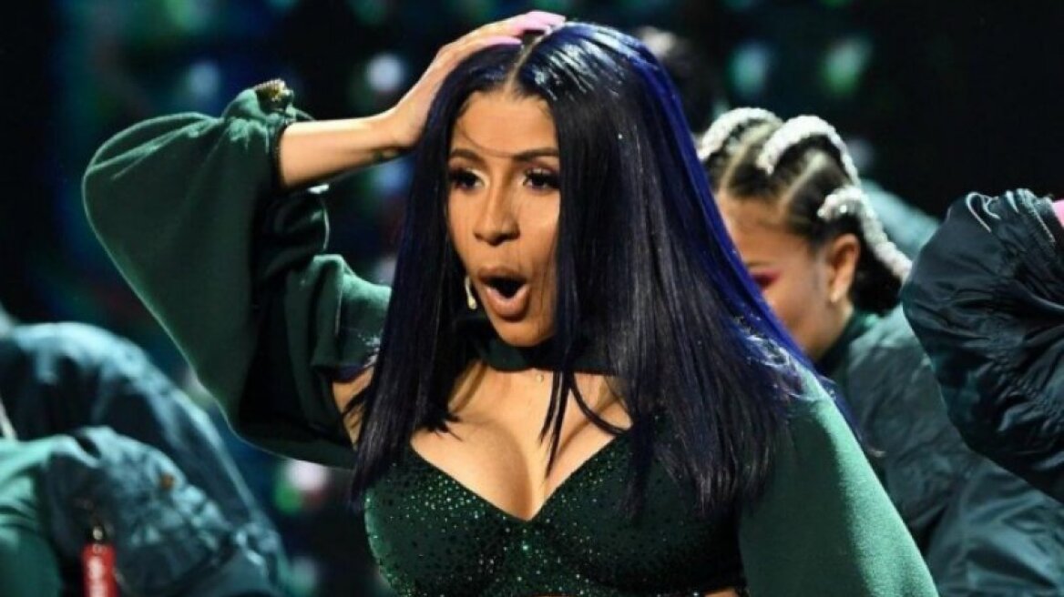 Η Cardi B έβαλε σιλικόνη στο στήθος για να μπορεί να... επιπλέει στη θάλασσα