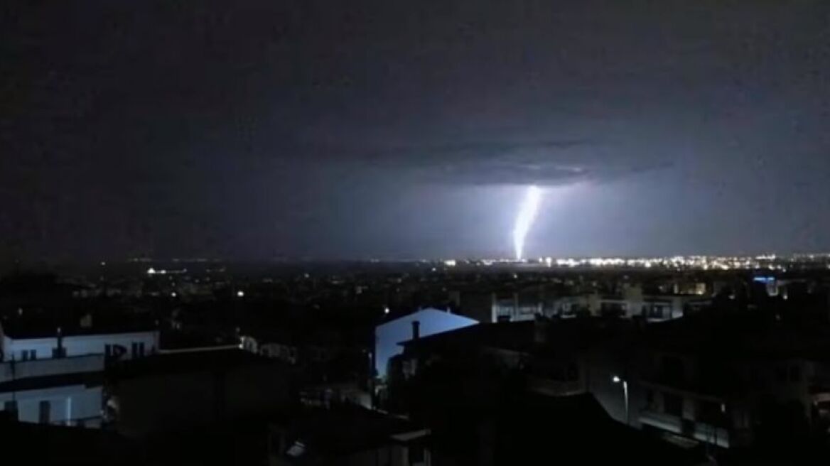 Καιρός: Πάνω από 1.200 κεραυνοί σε Αττική και Βοιωτία - Σημαντικά ύψη βροχής σε Παλλήνη, Αγία Παρασκευή