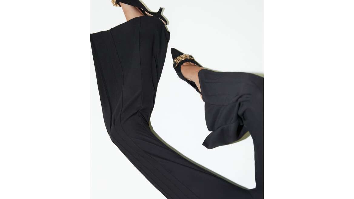 Βολικό και κομψό: Αυτό το Zara mule φοριέται από το πρωί ως το βράδυ 