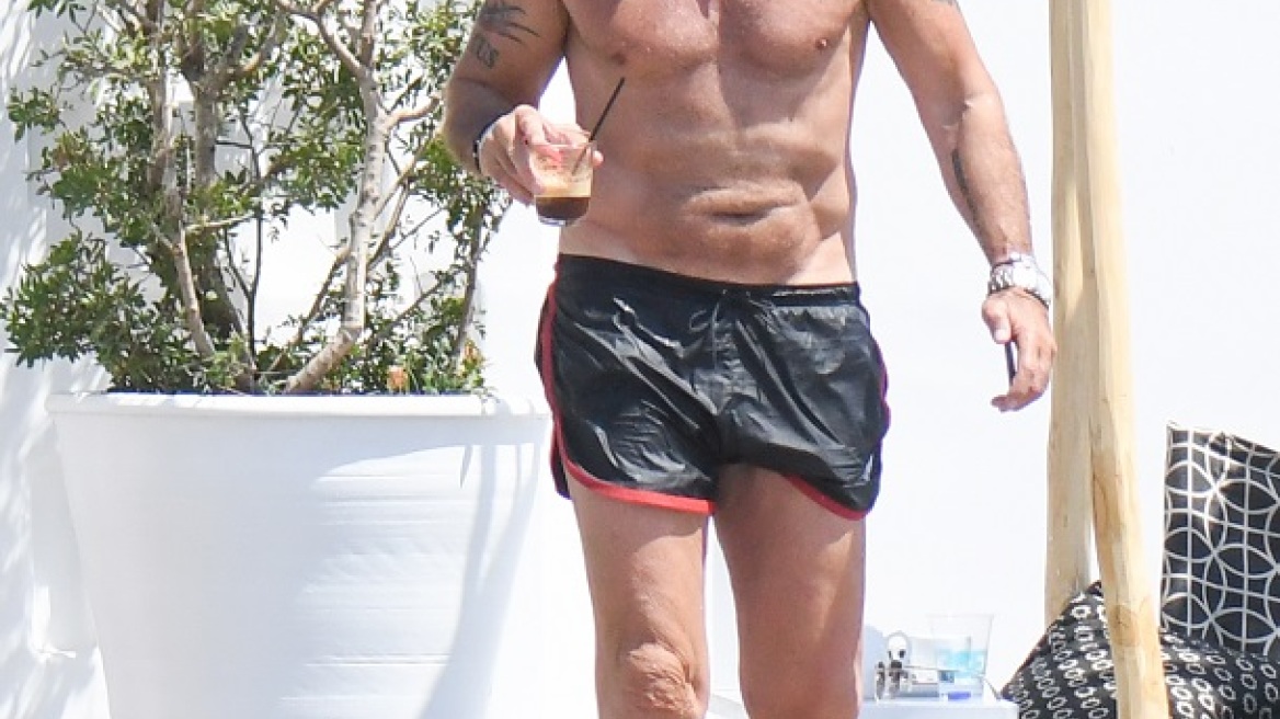 O Πέτρος Κωστόπουλος κάνει διακοπές με το γιο του Μάξιμο