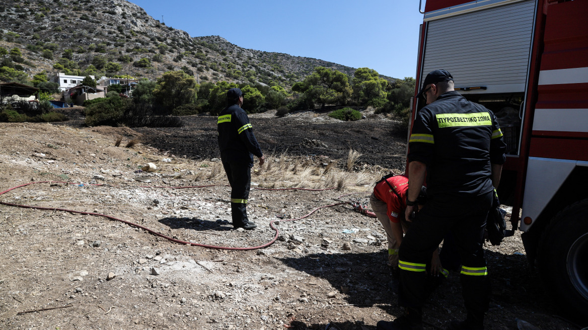 Σαλαμίνα: Υπό έλεγχο η φωτιά στην Κακή Βίγλα