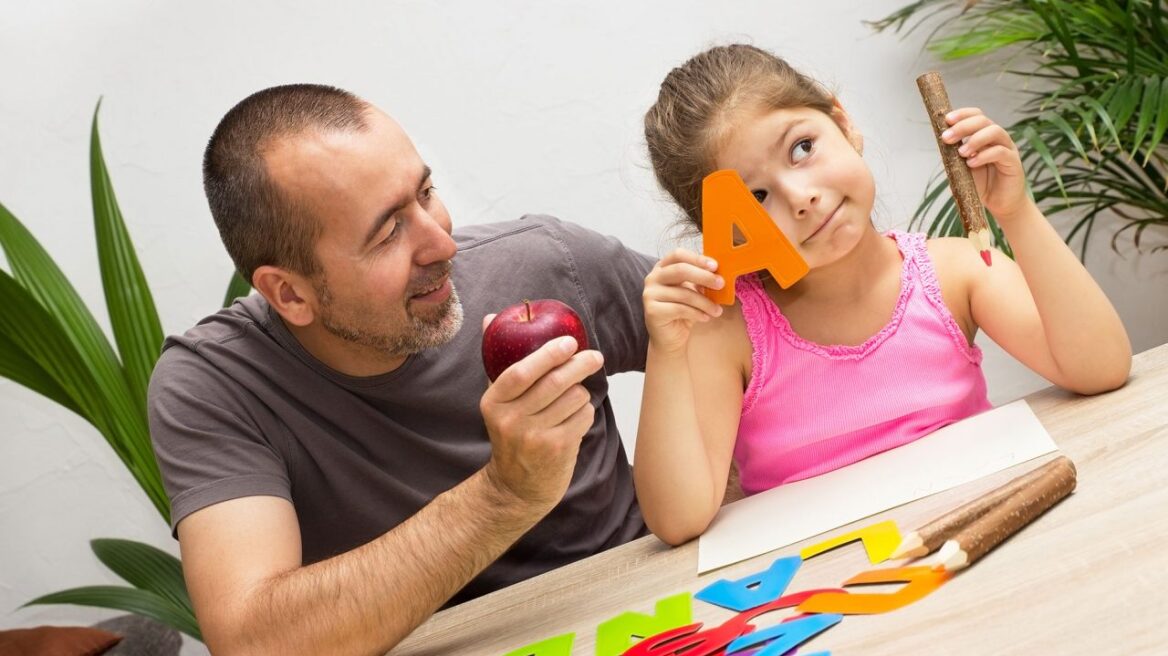 «Πέτα» το παιδί στον μπαμπά! Του κάνει καλό…
