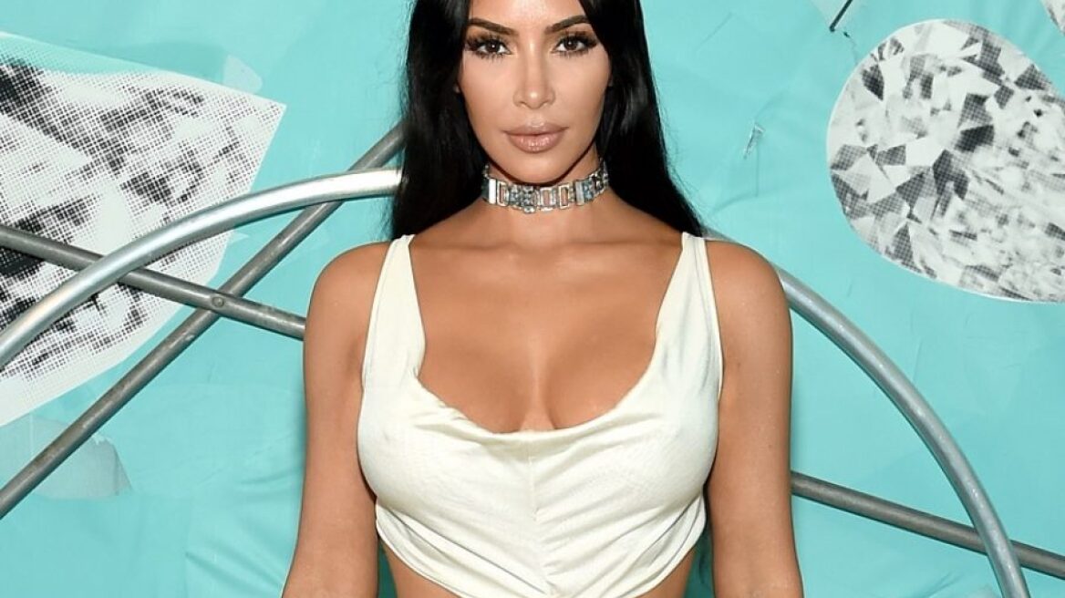 Το νέο χρώμα μαλλιών της Kim K μάς κάνει να νοσταλγούμε τα 90s και τον κομμωτή μας 