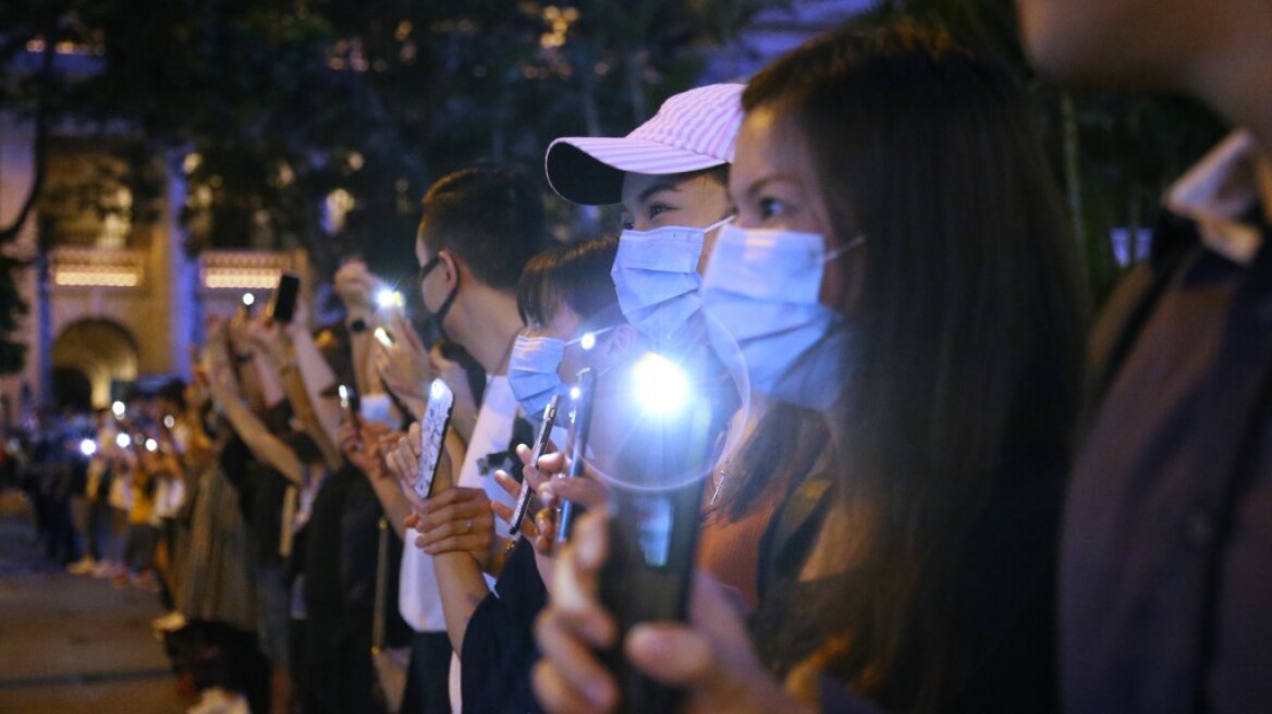 Χονγκ Κονγκ: Τεράστια αλυσίδα διαδηλωτών υπέρ της δημοκρατίας