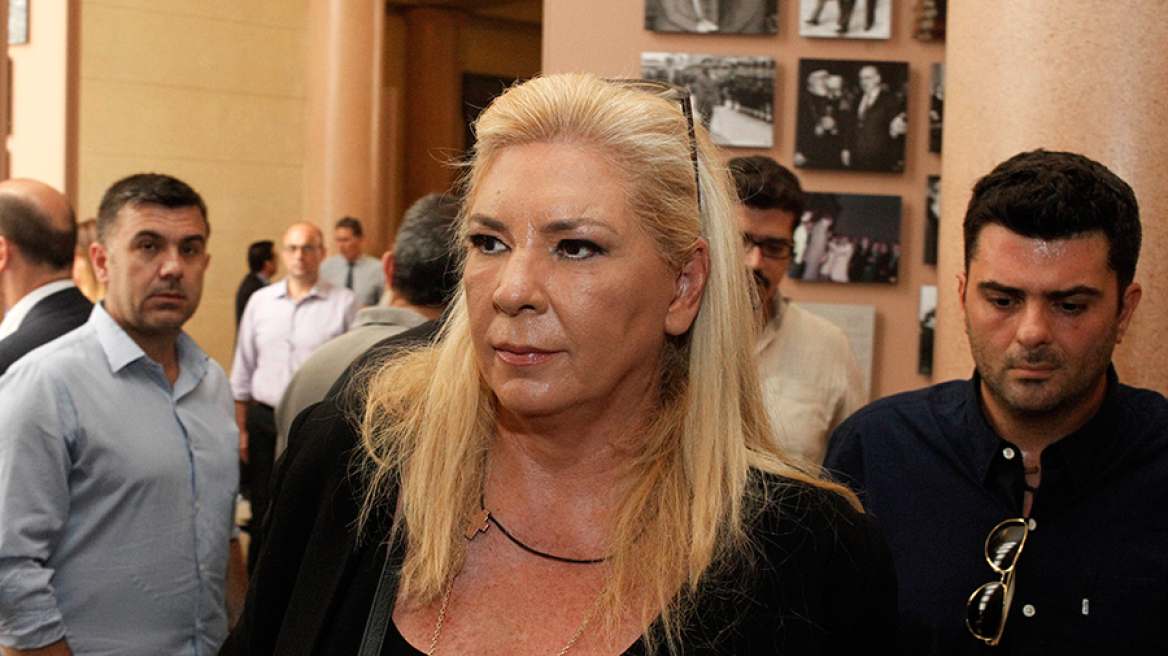  Η Δήμητρα Λιάνη σε παραλία της Ρόδου με...μπικίνι