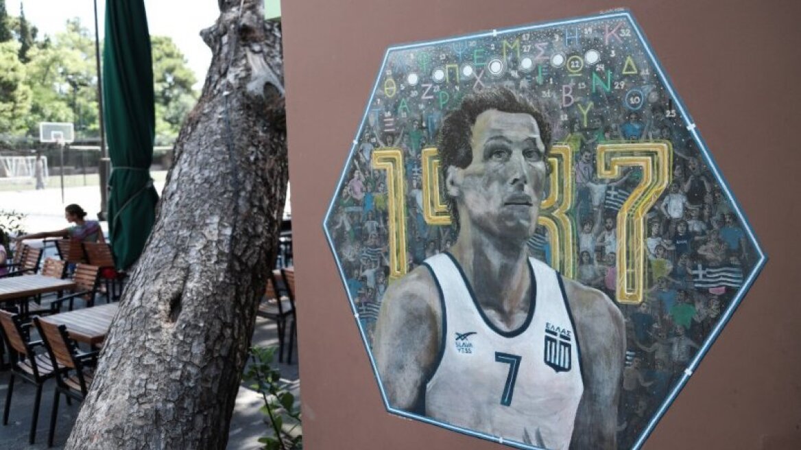 Απέκτησε γκράφιτι και ο «τίμιος γίγαντας» Αργύρης Καμπούρης - Δείτε φωτογραφίες
