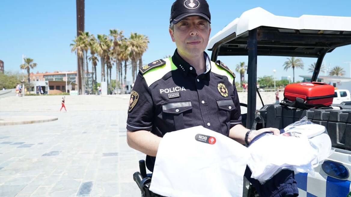 Βαρκελώνη: Η αστυνομία μοιράζει... εφεδρικά ρούχα στους λουόμενους κόντρα στους ελαφροχέρηδες
