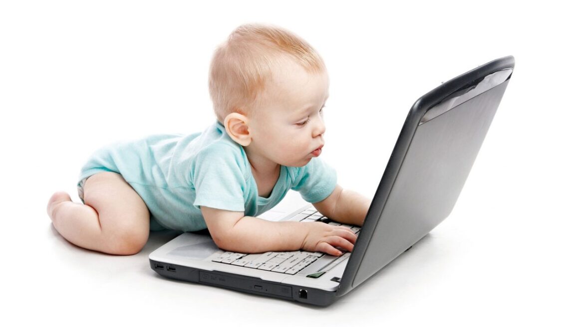 Οι «έξυπνες οθόνες» σκοτώνουν τη φαντασία των παιδιών