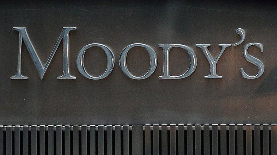 Moody's: Θα ενισχύσει καταθέσεις και επενδύσεις η άρση των capital controls