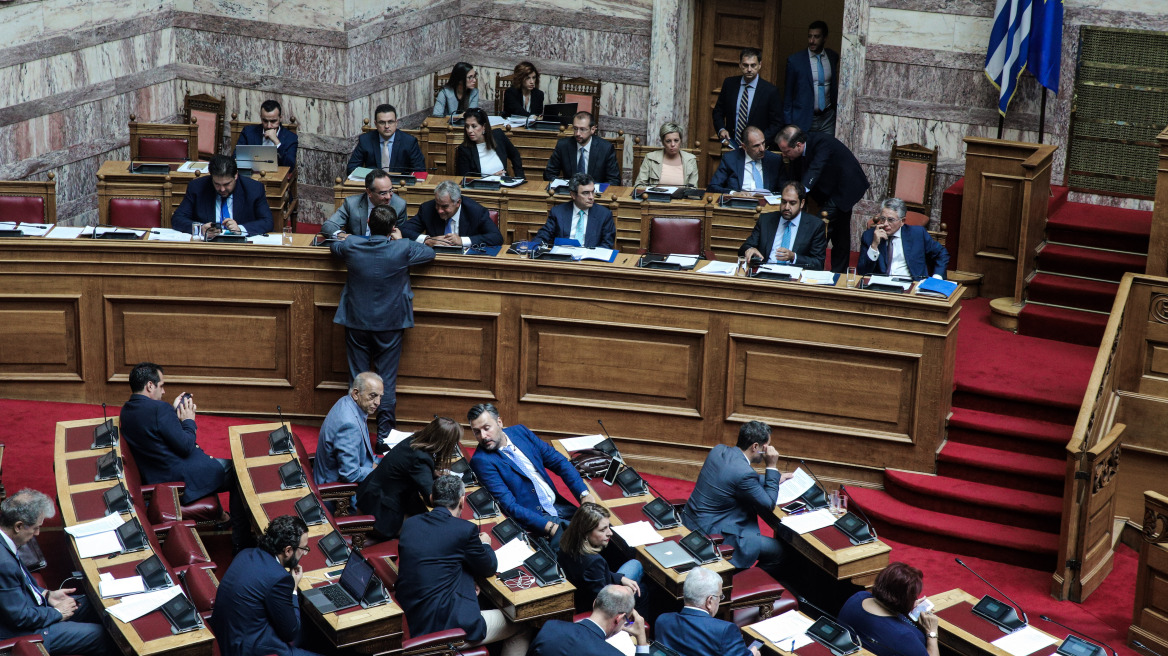 Βουλή: Ένταση για το νομοσχέδιο για τα διπλώματα - Τροπολογία για τα προσόντα του διοικητή της ΕΥΠ