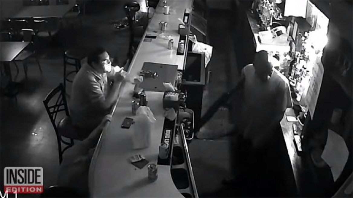 Ο πιο χαλαρός άνδρας στον κόσμο: Τον απειλούσαν με όπλο και αυτός άναβε τσιγάρο 