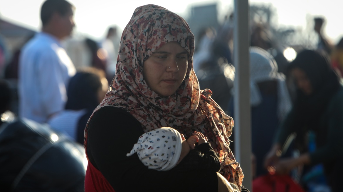 Έφθασαν τα πρώτα λεωφορεία με μετανάστες στη Νέα Καβάλα