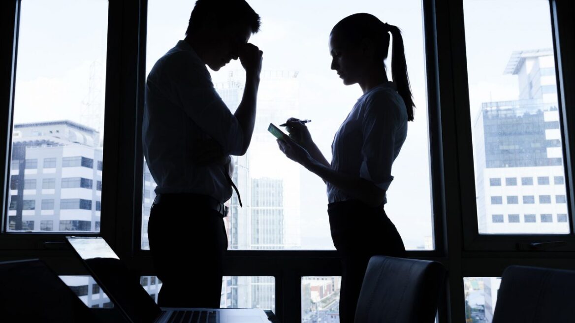 Να πώς νιώθει ο ένας στους τέσσερις εργαζόμενους όταν βρίσκεται στη δουλειά του