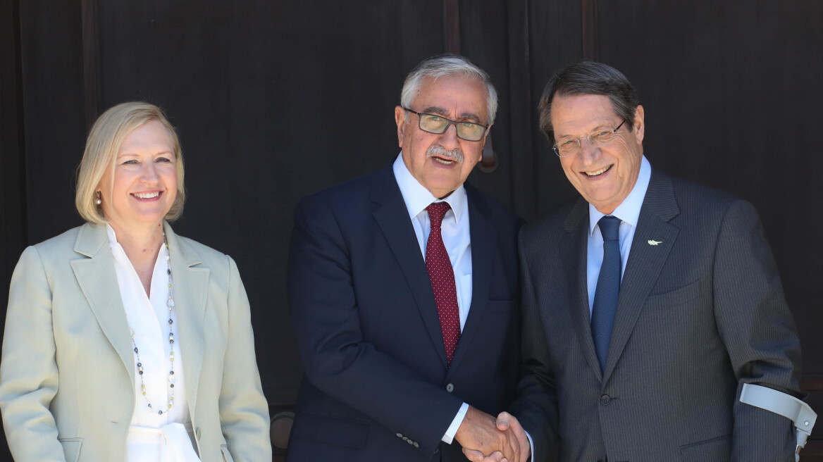 Κυπριακό: Άτυπη και κοινωνικού χαρακτήρα η συνάντηση Αναστασιάδη-Ακιντζί