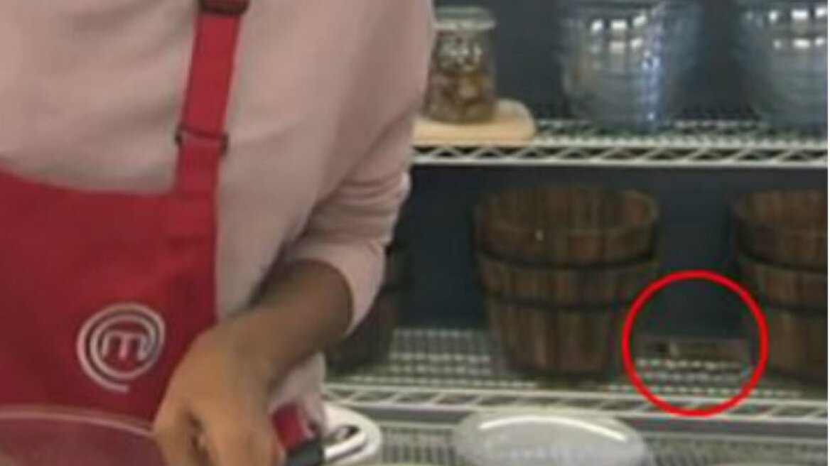 Ποντίκι έκοβε βόλτες στην κουζίνα του MasterChef (pics & vid)