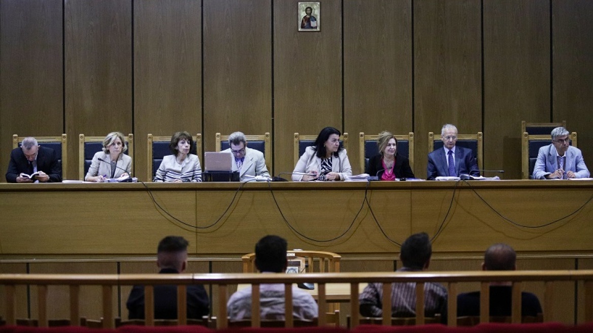 Τριμελές Πλημμελειοδικείο: Φυλάκιση 4 μηνών σε Παναγιώταρο, Μπαρμπαρούση για τους πυροβολισμούς στην κηδεία Ντερτιλή