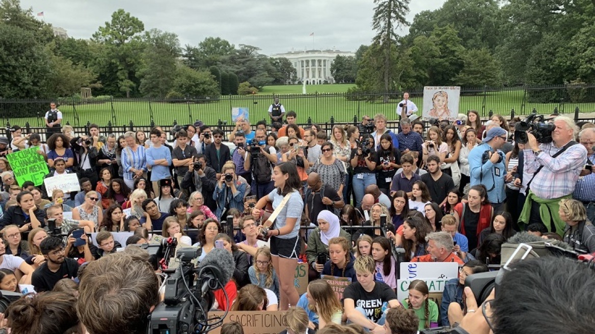 Η Γκρέτα Τούνμπεργκ μαζί με μαθητές διαδηλώνουν για το κλίμα έξω από τον Λευκό Οίκο