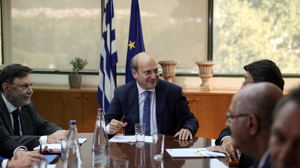 Χατζηδάκης: Κανένας λόγος πανικού από την άνοδο των διεθνών τιμών πετρελαίου