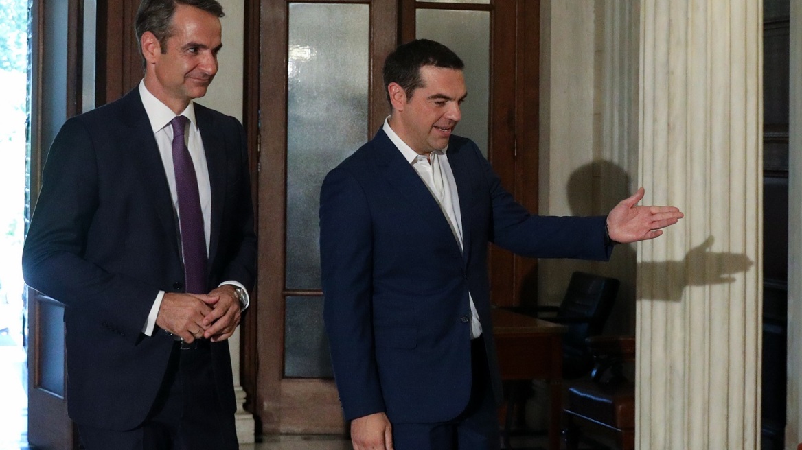 Οι φανατικές θαυμάστριες των Μητσοτάκη και Τσίπρα: Από τον «γκόμενο» στο «σας αγαπώ»