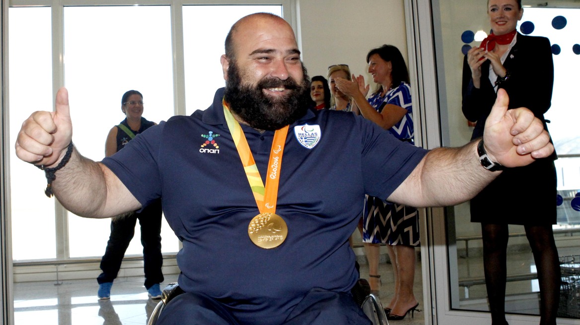 Ο Παύλος Μάμαλος διέψευσε ανάρτηση που τον παρουσίαζε να πουλάει τα μετάλλιά του