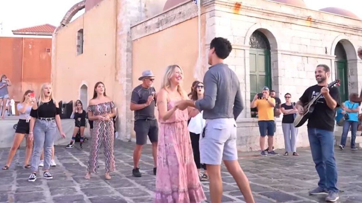 Χανιά: «Επική» πρόταση γάμου στο ενετικό λιμάνι (βίντεο)