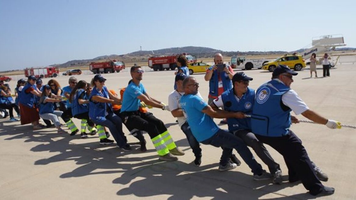 Χαμόγελο του Παιδιού: Τράβηξαν για 20 μέτρα Boeing με στόχο τη συγκέντρωση πόρων