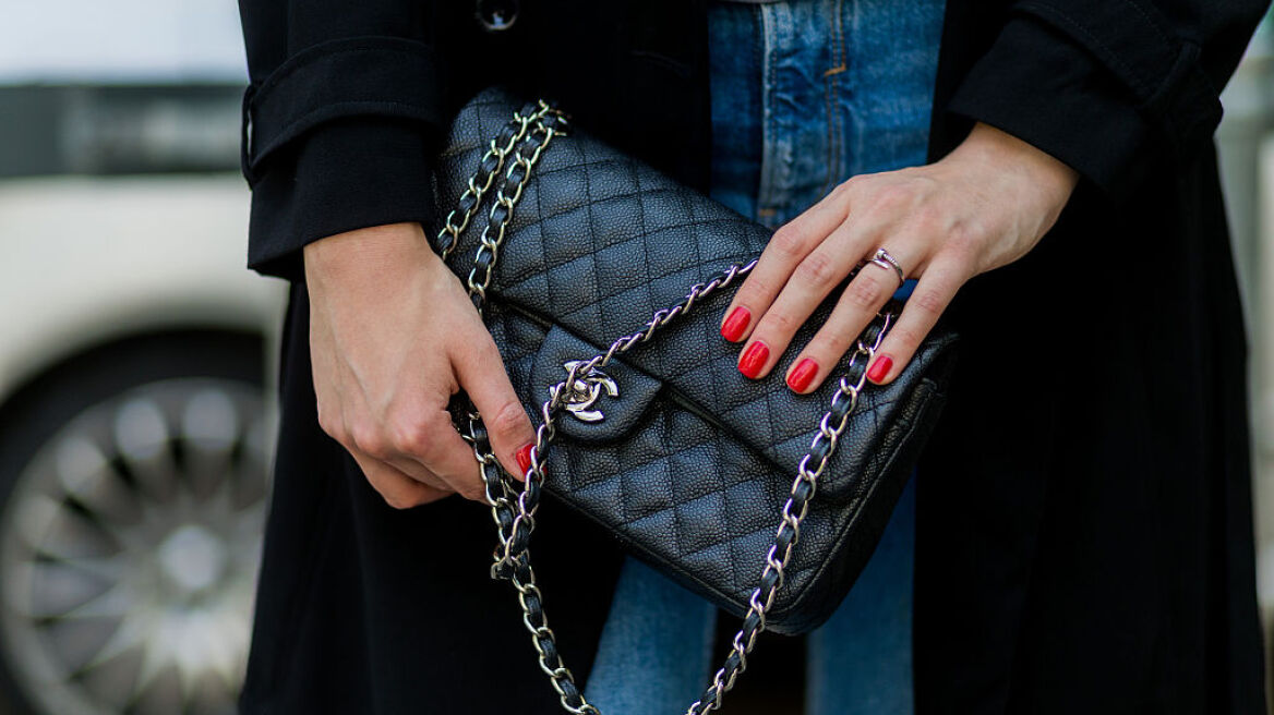 Nail Beanies: οι κομψές υφασμάτινες δακτυλήθρες είναι η τελευταία τάση στα αξεσουάρ τώρα 