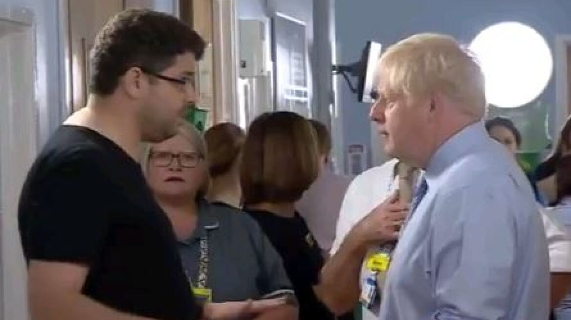 Πατέρας «τα 'χωνει» στον Τζόνσον: Η κόρη μου παραλίγο να πεθάνει κι έρχεσαι με φωτογράφους!