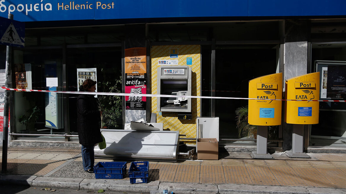 Γκαζάκια σε υποκατάστημα των ΕΛΤΑ στην Πεύκη