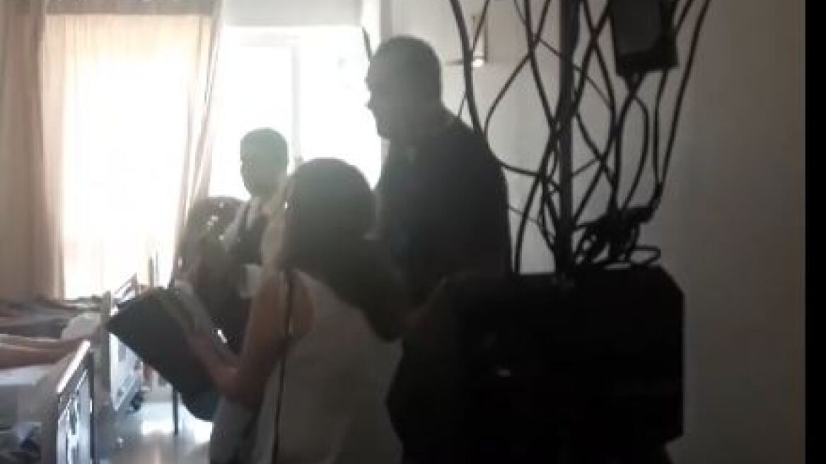 Κρήτη: Γιατρός έπαιξε κιθάρα και έφτιαξε τη διάθεση ασθενών ογκολογικής κλινικής 